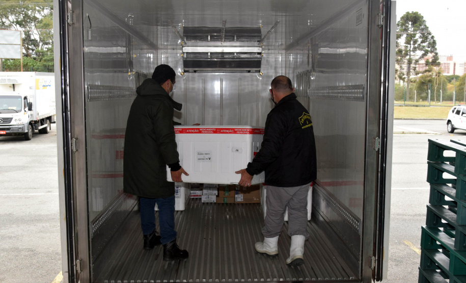 A Secretaria de Estado da Saúde (Sesa) iniciou na manhã desta quinta-feira (12) a distribuição de mais 50.310 vacinas contra a Covid-19 para primeira dose (D1) na população adulta. Os imunizantes da Pfizer/BioNTech chegaram ao Paraná nesta quarta-feira (11) à noite e fazem parte da 37ª pauta de distribuição do Ministério da Saúde. -  Curitiba, 12/08/2021  -  Foto: Américo Antonio/SESA