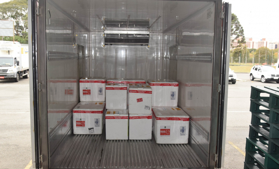 A Secretaria de Estado da Saúde (Sesa) iniciou na manhã desta quinta-feira (12) a distribuição de mais 50.310 vacinas contra a Covid-19 para primeira dose (D1) na população adulta. Os imunizantes da Pfizer/BioNTech chegaram ao Paraná nesta quarta-feira (11) à noite e fazem parte da 37ª pauta de distribuição do Ministério da Saúde. -  Curitiba, 12/08/2021  -  Foto: Américo Antonio/SESA