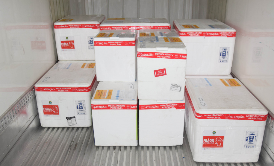 A Secretaria de Estado da Saúde (Sesa) iniciou na manhã desta quinta-feira (12) a distribuição de mais 50.310 vacinas contra a Covid-19 para primeira dose (D1) na população adulta. Os imunizantes da Pfizer/BioNTech chegaram ao Paraná nesta quarta-feira (11) à noite e fazem parte da 37ª pauta de distribuição do Ministério da Saúde. -  Curitiba, 12/08/2021  -  Foto: Américo Antonio/SESA