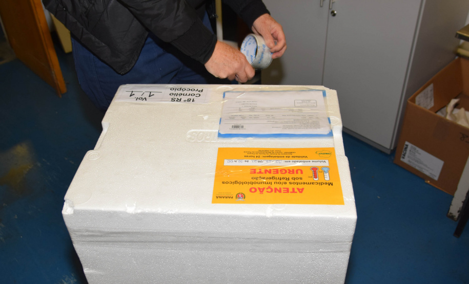 A Secretaria de Estado da Saúde (Sesa) iniciou na manhã desta quinta-feira (12) a distribuição de mais 50.310 vacinas contra a Covid-19 para primeira dose (D1) na população adulta. Os imunizantes da Pfizer/BioNTech chegaram ao Paraná nesta quarta-feira (11) à noite e fazem parte da 37ª pauta de distribuição do Ministério da Saúde. -  Curitiba, 12/08/2021  -  Foto: Américo Antonio/SESA