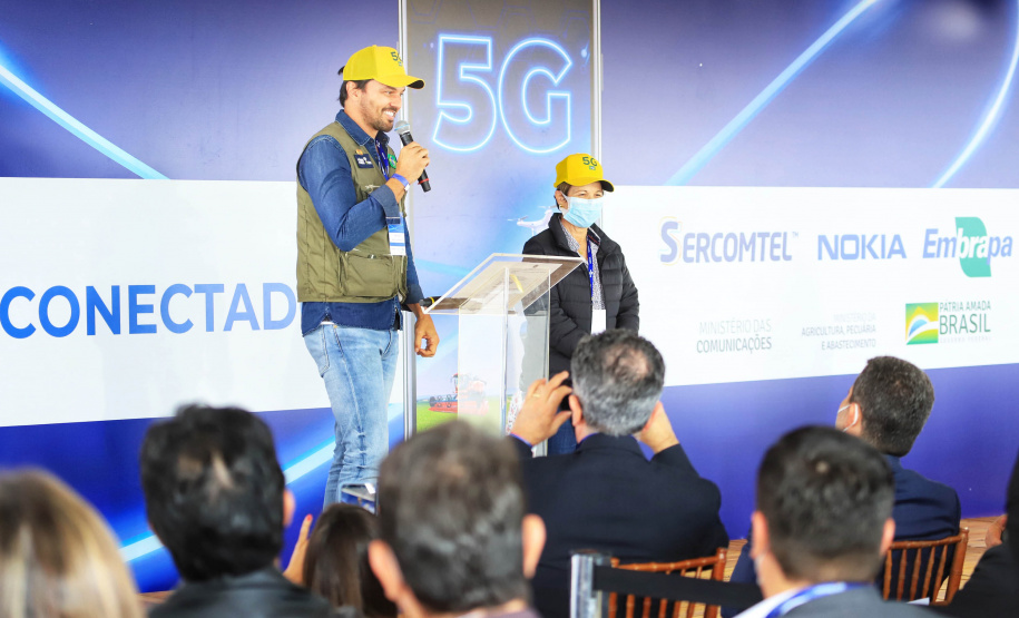 O governador Carlos Massa Ratinho Junior participou da apresentação de soluções tecnológicas para o agronegócio que se beneficiarão do 5G. A iniciativa faz parte da série de projetos-piloto de conectividade promovida pelo Ministério das Comunicações (Mcom). Na foto, ministro das Comunicações, Fábio Faria, e a ministra da Agricultura, Pecuária e Abastecimento, Tereza Cristina.   -  Londrina, 12/08/2021  -  Foto: José Fernando Ogura/AEN