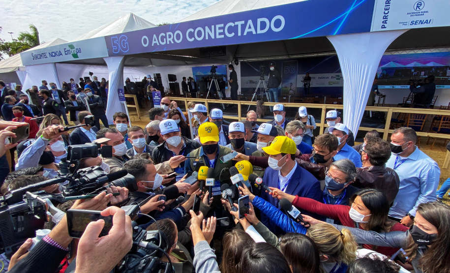 O governador Carlos Massa Ratinho Junior participou da apresentação de soluções tecnológicas para o agronegócio que se beneficiarão do 5G. A iniciativa faz parte da série de projetos-piloto de conectividade promovida pelo Ministério das Comunicações (Mcom).  -  Londrina, 12/08/2021  -  Foto: José Fernando Ogura/AEN