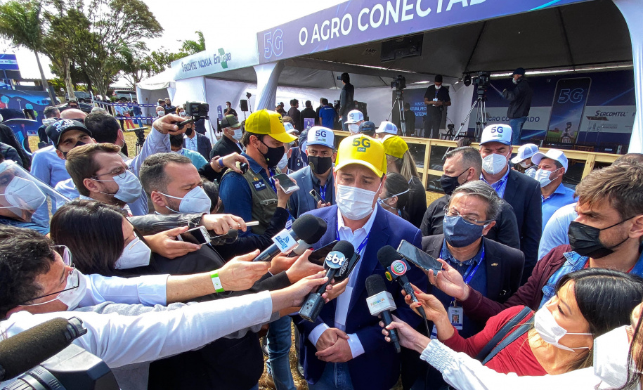 O governador Carlos Massa Ratinho Junior participou da apresentação de soluções tecnológicas para o agronegócio que se beneficiarão do 5G. A iniciativa faz parte da série de projetos-piloto de conectividade promovida pelo Ministério das Comunicações (Mcom).  -  Londrina, 12/08/2021  -  Foto: José Fernando Ogura/AEN
