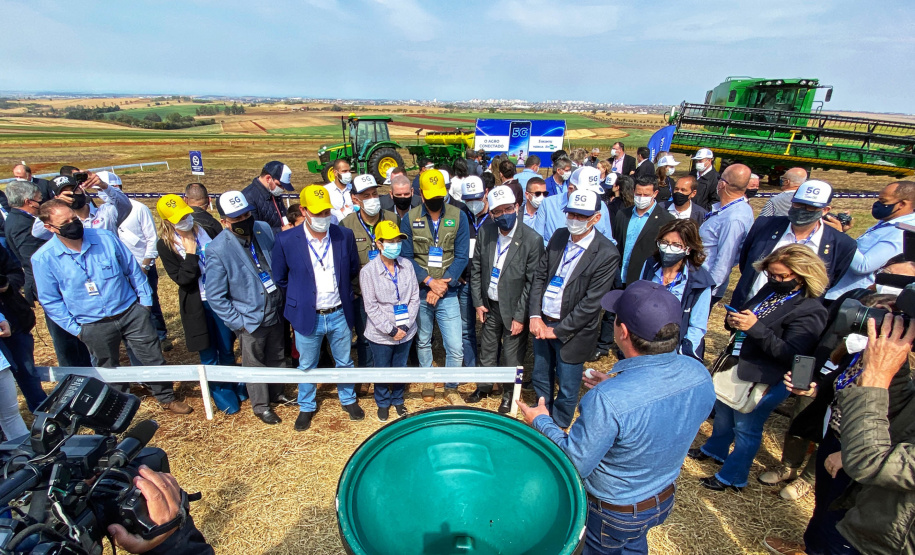 O governador Carlos Massa Ratinho Junior participou da apresentação de soluções tecnológicas para o agronegócio que se beneficiarão do 5G. A iniciativa faz parte da série de projetos-piloto de conectividade promovida pelo Ministério das Comunicações (Mcom).  -  Londrina, 12/08/2021  -  Foto: José Fernando Ogura/AEN