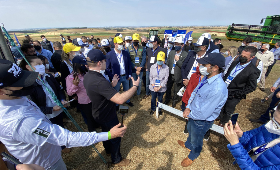 O governador Carlos Massa Ratinho Junior participou da apresentação de soluções tecnológicas para o agronegócio que se beneficiarão do 5G. A iniciativa faz parte da série de projetos-piloto de conectividade promovida pelo Ministério das Comunicações (Mcom).  -  Londrina, 12/08/2021  -  Foto: José Fernando Ogura/AEN