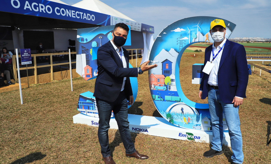 O governador Carlos Massa Ratinho Junior participou da apresentação de soluções tecnológicas para o agronegócio que se beneficiarão do 5G. A iniciativa faz parte da série de projetos-piloto de conectividade promovida pelo Ministério das Comunicações (Mcom).  -  Londrina, 12/08/2021  -  Foto: José Fernando Ogura/AEN