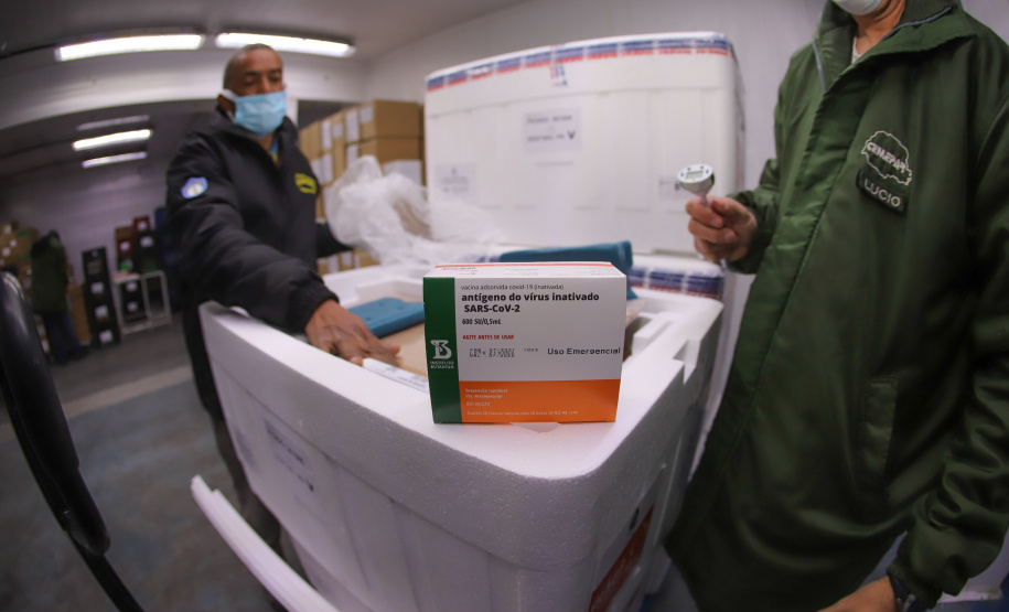 Novo lote de 57.600 da CoronaVac  chegam  no Centro de Medicamentos do Paraná (Cemepar), em Curitiba, na manha desta quarta-feira (4).  Foto: Geraldo Bubniak/AEN