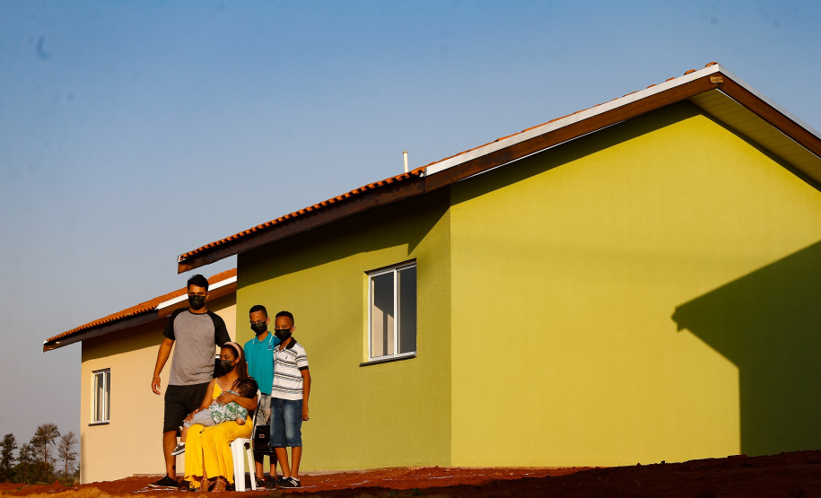 Famílias de Flórida recebem 32 casas concedidas gratuitamente pelo Governo do Estado. Foto: Jonathan Campos/AEN
