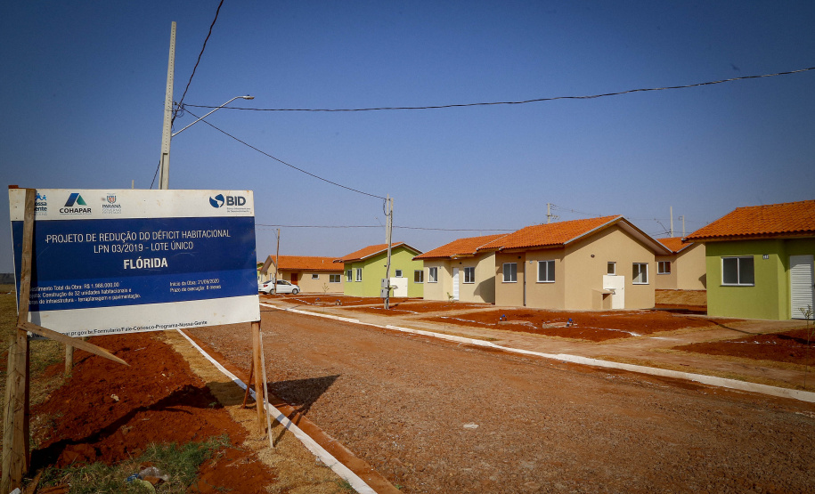 Trinta e duas famílias que viviam em condições precárias ou pagavam aluguel na cidade de Flórida, no Noroeste do Paraná, realizaram nesta quinta-feira (12) o sonho da casa própria. Elas receberam as chaves de suas novas moradias das mãos do governador Carlos Massa Ratinho Junior e não precisarão pagar nada por elas.  -  Flórida, 12/08/2021  -  Foto: Gilson abreu/AEN