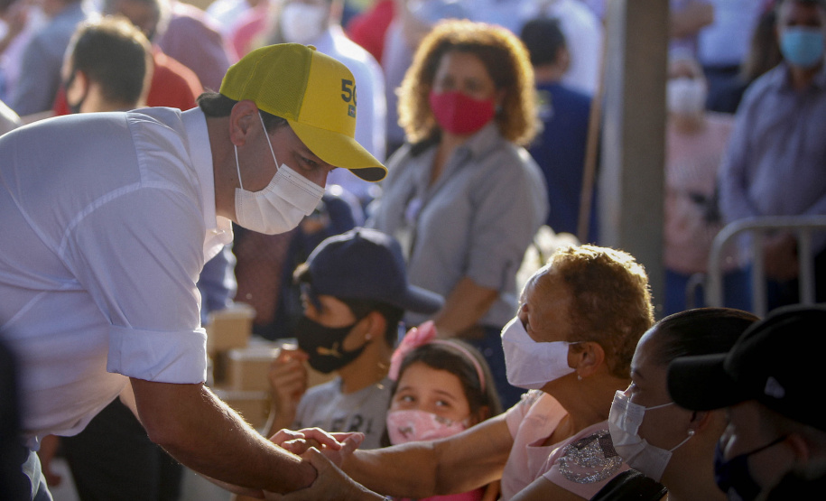 Trinta e duas famílias que viviam em condições precárias ou pagavam aluguel na cidade de Flórida, no Noroeste do Paraná, realizaram nesta quinta-feira (12) o sonho da casa própria. Elas receberam as chaves de suas novas moradias das mãos do governador Carlos Massa Ratinho Junior e não precisarão pagar nada por elas.  -  Flórida, 12/08/2021  -  Foto: Gilson abreu/AEN