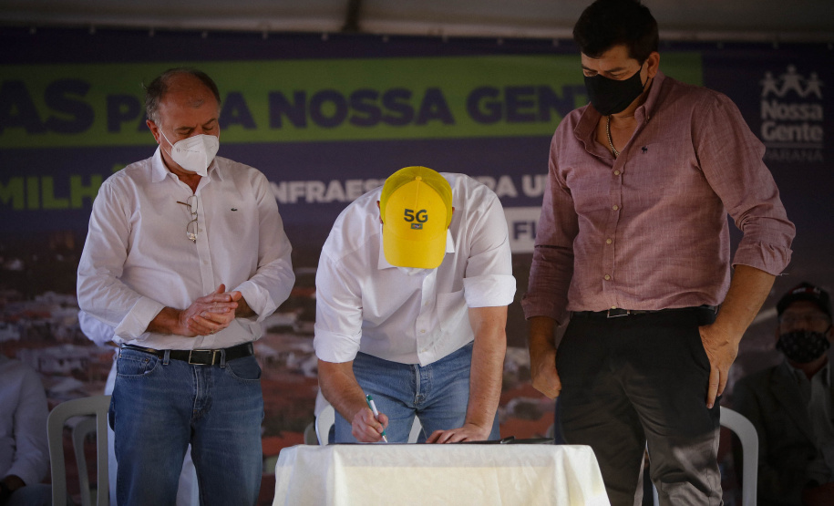 Trinta e duas famílias que viviam em condições precárias ou pagavam aluguel na cidade de Flórida, no Noroeste do Paraná, realizaram nesta quinta-feira (12) o sonho da casa própria. Elas receberam as chaves de suas novas moradias das mãos do governador Carlos Massa Ratinho Junior e não precisarão pagar nada por elas.  -  Flórida, 12/08/2021  -  Foto: Gilson abreu/AEN