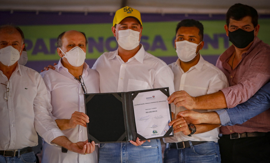 Trinta e duas famílias que viviam em condições precárias ou pagavam aluguel na cidade de Flórida, no Noroeste do Paraná, realizaram nesta quinta-feira (12) o sonho da casa própria. Elas receberam as chaves de suas novas moradias das mãos do governador Carlos Massa Ratinho Junior e não precisarão pagar nada por elas.  -  Flórida, 12/08/2021  -  Foto: Gilson abreu/AEN