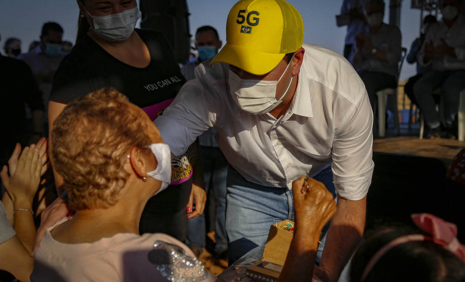 Trinta e duas famílias que viviam em condições precárias ou pagavam aluguel na cidade de Flórida, no Noroeste do Paraná, realizaram nesta quinta-feira (12) o sonho da casa própria. Elas receberam as chaves de suas novas moradias das mãos do governador Carlos Massa Ratinho Junior e não precisarão pagar nada por elas.  -  Flórida, 12/08/2021  -  Foto: Gilson abreu/AEN