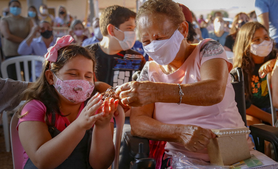Trinta e duas famílias que viviam em condições precárias ou pagavam aluguel na cidade de Flórida, no Noroeste do Paraná, realizaram nesta quinta-feira (12) o sonho da casa própria. Elas receberam as chaves de suas novas moradias das mãos do governador Carlos Massa Ratinho Junior e não precisarão pagar nada por elas.  -  Flórida, 12/08/2021  -  Foto: Gilson abreu/AEN
