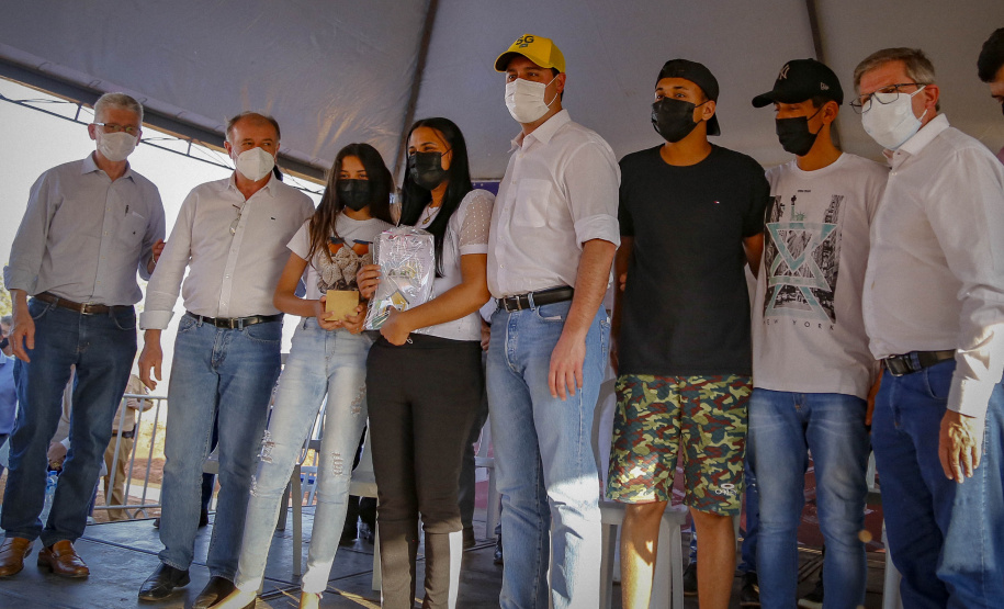 Trinta e duas famílias que viviam em condições precárias ou pagavam aluguel na cidade de Flórida, no Noroeste do Paraná, realizaram nesta quinta-feira (12) o sonho da casa própria. Elas receberam as chaves de suas novas moradias das mãos do governador Carlos Massa Ratinho Junior e não precisarão pagar nada por elas.  -  Flórida, 12/08/2021  -  Foto: Gilson abreu/AEN