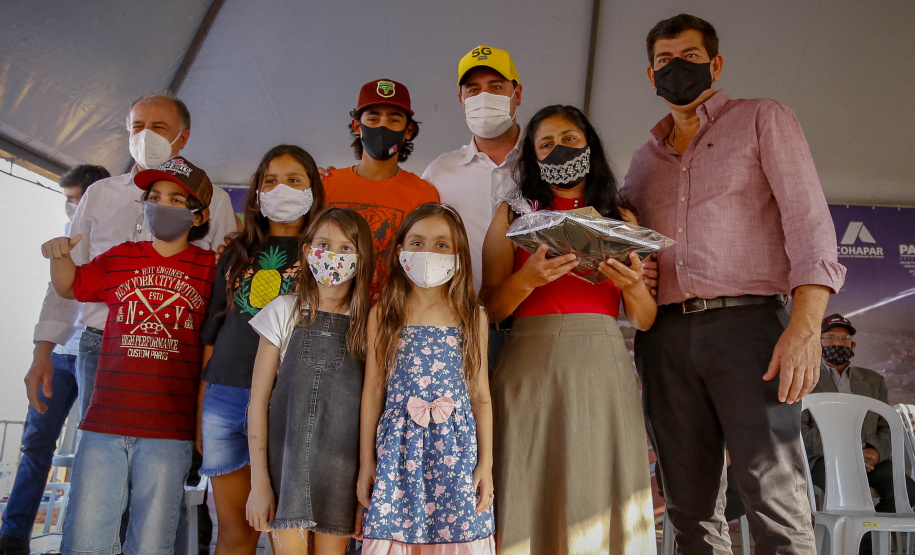 Trinta e duas famílias que viviam em condições precárias ou pagavam aluguel na cidade de Flórida, no Noroeste do Paraná, realizaram nesta quinta-feira (12) o sonho da casa própria. Elas receberam as chaves de suas novas moradias das mãos do governador Carlos Massa Ratinho Junior e não precisarão pagar nada por elas.  -  Flórida, 12/08/2021  -  Foto: Gilson abreu/AEN