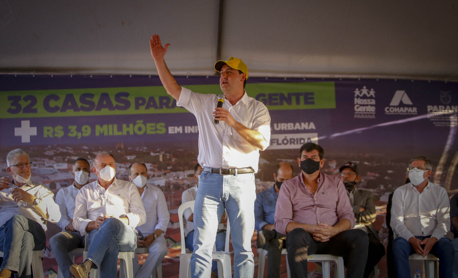 Trinta e duas famílias que viviam em condições precárias ou pagavam aluguel na cidade de Flórida, no Noroeste do Paraná, realizaram nesta quinta-feira (12) o sonho da casa própria. Elas receberam as chaves de suas novas moradias das mãos do governador Carlos Massa Ratinho Junior e não precisarão pagar nada por elas.  -  Flórida, 12/08/2021  -  Foto: Gilson abreu/AEN
