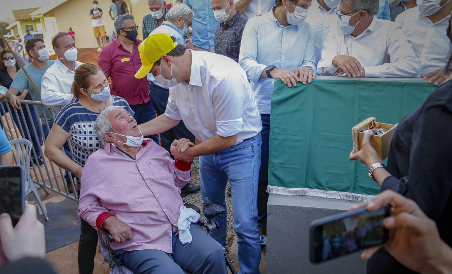 Trinta e duas famílias que viviam em condições precárias ou pagavam aluguel na cidade de Flórida, no Noroeste do Paraná, realizaram nesta quinta-feira (12) o sonho da casa própria. Elas receberam as chaves de suas novas moradias das mãos do governador Carlos Massa Ratinho Junior e não precisarão pagar nada por elas.  -  Flórida, 12/08/2021  -  Foto: Gilson abreu/AEN