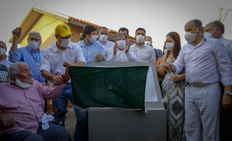 Trinta e duas famílias que viviam em condições precárias ou pagavam aluguel na cidade de Flórida, no Noroeste do Paraná, realizaram nesta quinta-feira (12) o sonho da casa própria. Elas receberam as chaves de suas novas moradias das mãos do governador Carlos Massa Ratinho Junior e não precisarão pagar nada por elas.  -  Flórida, 12/08/2021  -  Foto: Gilson abreu/AEN