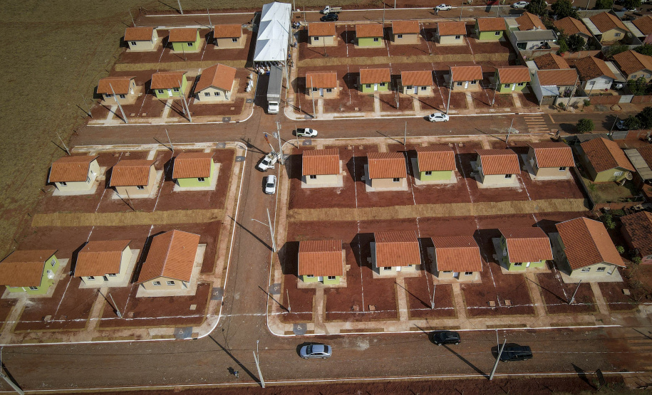 Trinta e duas famílias que viviam em condições precárias ou pagavam aluguel na cidade de Flórida, no Noroeste do Paraná, realizaram nesta quinta-feira (12) o sonho da casa própria. Elas receberam as chaves de suas novas moradias das mãos do governador Carlos Massa Ratinho Junior e não precisarão pagar nada por elas.  -  Flórida, 12/08/2021  -  Foto: Gilson abreu/AEN