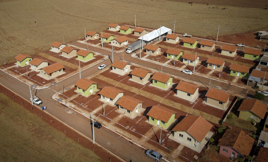 Trinta e duas famílias que viviam em condições precárias ou pagavam aluguel na cidade de Flórida, no Noroeste do Paraná, realizaram nesta quinta-feira (12) o sonho da casa própria. Elas receberam as chaves de suas novas moradias das mãos do governador Carlos Massa Ratinho Junior e não precisarão pagar nada por elas.  -  Flórida, 12/08/2021  -  Foto: Gilson abreu/AEN