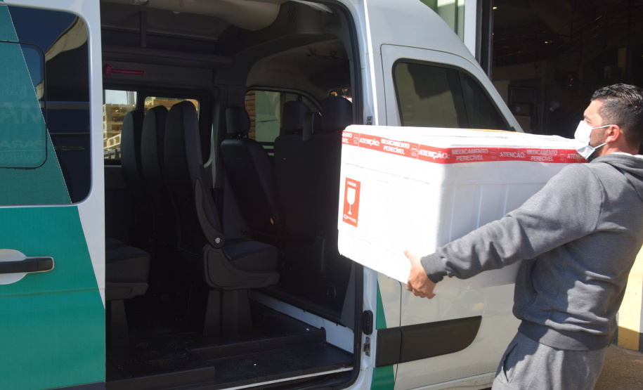 A Secretaria de Estado da Saúde (Sesa) iniciou na manhã deste sábado (7), a distribuição de 400.230 vacinas contra a Covid-19 para as 22 Regionais de Saúde do Paraná. O lote faz parte da 35ª  pauta de distribuição do Ministério da Saúde, enviada ao Estado nesta sexta-feira (6) com 415.790 doses. 57,6% do lote é destinado à primeira dose (D1) ou dose única (DU) e 42,4% para segunda dose (D2).  -  Curitiba, 07/08/2021  -  Foto: Américo Antonio/SESA