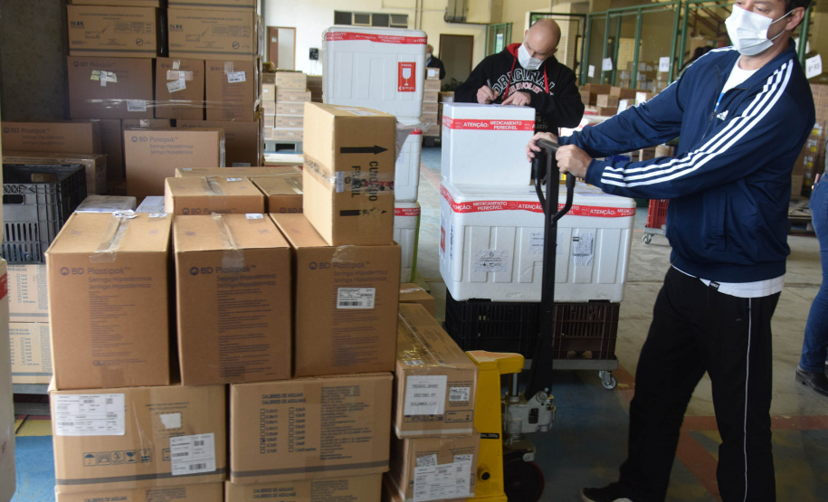 A Secretaria de Estado da Saúde (Sesa) iniciou na manhã deste sábado (7), a distribuição de 400.230 vacinas contra a Covid-19 para as 22 Regionais de Saúde do Paraná. O lote faz parte da 35ª  pauta de distribuição do Ministério da Saúde, enviada ao Estado nesta sexta-feira (6) com 415.790 doses. 57,6% do lote é destinado à primeira dose (D1) ou dose única (DU) e 42,4% para segunda dose (D2).  -  Curitiba, 07/08/2021  -  Foto: Américo Antonio/SESA