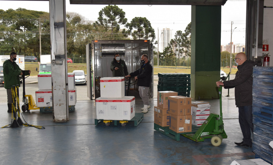 A Secretaria de Estado da Saúde (Sesa) iniciou na manhã desta quinta-feira (12) a distribuição de mais 50.310 vacinas contra a Covid-19 para primeira dose (D1) na população adulta. Os imunizantes da Pfizer/BioNTech chegaram ao Paraná nesta quarta-feira (11) à noite e fazem parte da 37ª pauta de distribuição do Ministério da Saúde. -  Curitiba, 12/08/2021  -  Foto: Américo Antonio/SESA