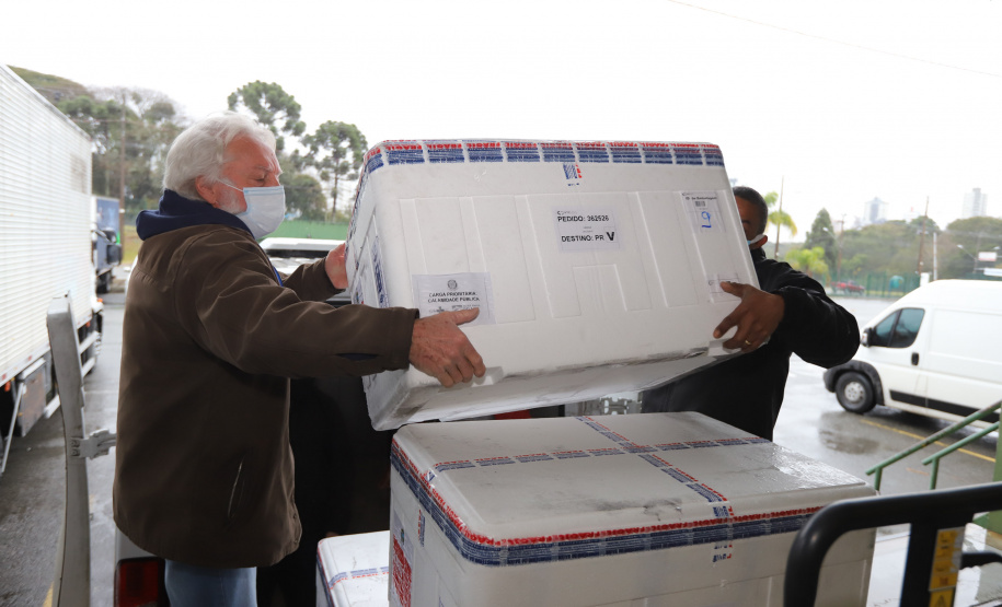 117.760 doses da Coronavac (Sinovac/Butantan) ? 960 delas doadas pela Confederação Sul-Americana de Futebol (Conmebol)  chegam  no Centro de Medicamentos do Paraná (Cemepar), em Curitiba, na manha desta sexta-feira (13).  Foto: Geraldo Bubniak/AEN