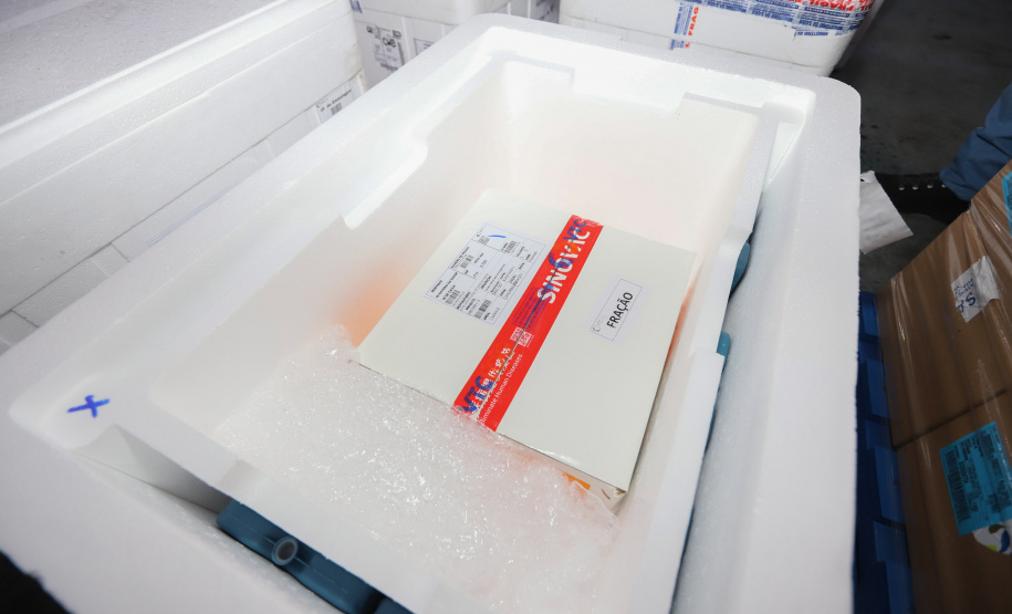 117.760 doses da Coronavac (Sinovac/Butantan)  - 960 delas doadas pela Confederação Sul-Americana de Futebol (Conmebol)  chegam  no Centro de Medicamentos do Paraná (Cemepar), em Curitiba, na manha desta sexta-feira (13).  Foto: Geraldo Bubniak/AEN