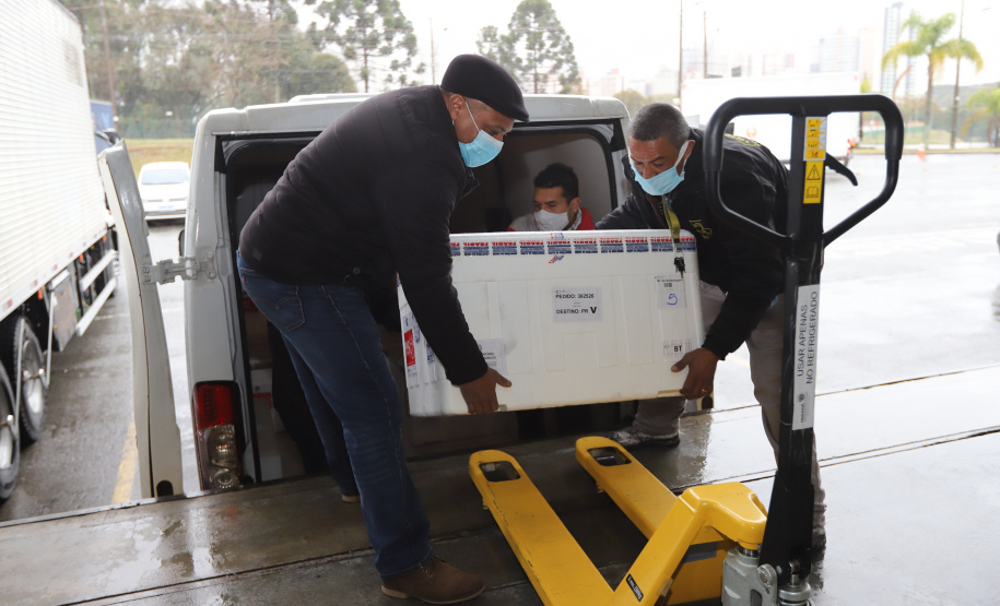 117.760 doses da Coronavac (Sinovac/Butantan) ? 960 delas doadas pela Confederação Sul-Americana de Futebol (Conmebol)  chegam  no Centro de Medicamentos do Paraná (Cemepar), em Curitiba, na manha desta sexta-feira (13).  Foto: Geraldo Bubniak/AEN