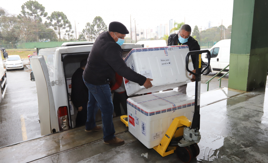 117.760 doses da Coronavac (Sinovac/Butantan) ? 960 delas doadas pela Confederação Sul-Americana de Futebol (Conmebol)  chegam  no Centro de Medicamentos do Paraná (Cemepar), em Curitiba, na manha desta sexta-feira (13).  Foto: Geraldo Bubniak/AEN
