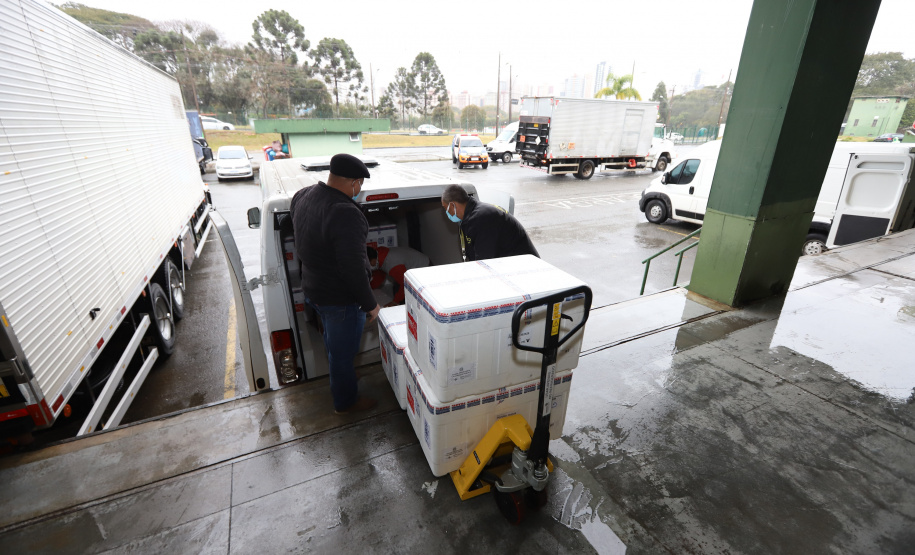 117.760 doses da Coronavac (Sinovac/Butantan) ? 960 delas doadas pela Confederação Sul-Americana de Futebol (Conmebol)  chegam  no Centro de Medicamentos do Paraná (Cemepar), em Curitiba, na manha desta sexta-feira (13).  Foto: Geraldo Bubniak/AEN