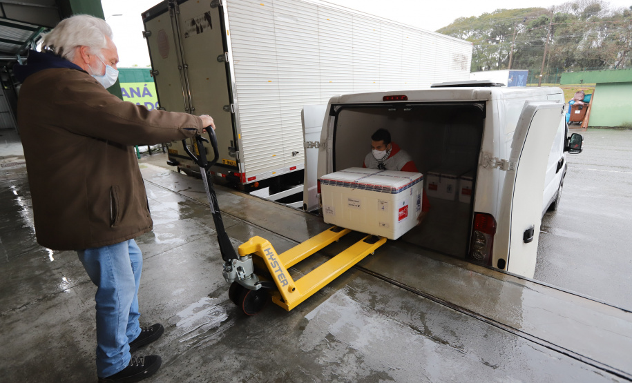 117.760 doses da Coronavac (Sinovac/Butantan) ? 960 delas doadas pela Confederação Sul-Americana de Futebol (Conmebol)  chegam  no Centro de Medicamentos do Paraná (Cemepar), em Curitiba, na manha desta sexta-feira (13).  Foto: Geraldo Bubniak/AEN