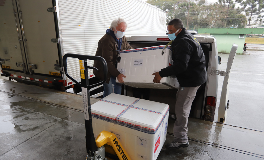 117.760 doses da Coronavac (Sinovac/Butantan) ? 960 delas doadas pela Confederação Sul-Americana de Futebol (Conmebol)  chegam  no Centro de Medicamentos do Paraná (Cemepar), em Curitiba, na manha desta sexta-feira (13).  Foto: Geraldo Bubniak/AEN