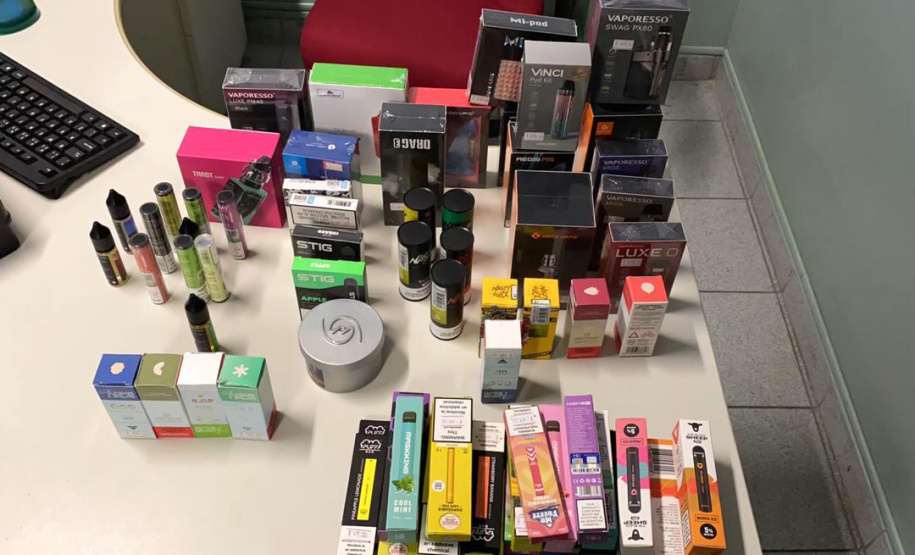 PM encaminha três pessoas e apreende materiais de jogos de azar e cigarros eletrônicos durante operação AIFU em Curitiba - Curitiba, 13/08/2021 - Foto: PMPR