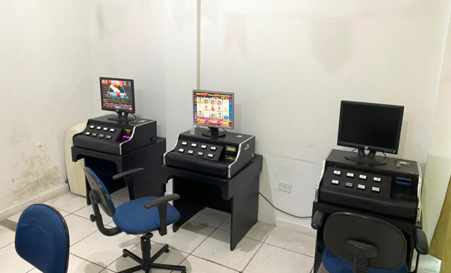 PM encaminha três pessoas e apreende materiais de jogos de azar e cigarros eletrônicos durante operação AIFU em Curitiba - Curitiba, 13/08/2021 - Foto: PMPR