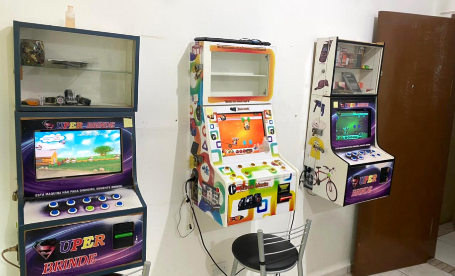 PM encaminha três pessoas e apreende materiais de jogos de azar e cigarros eletrônicos durante operação AIFU em Curitiba - Curitiba, 13/08/2021 - Foto: PMPR