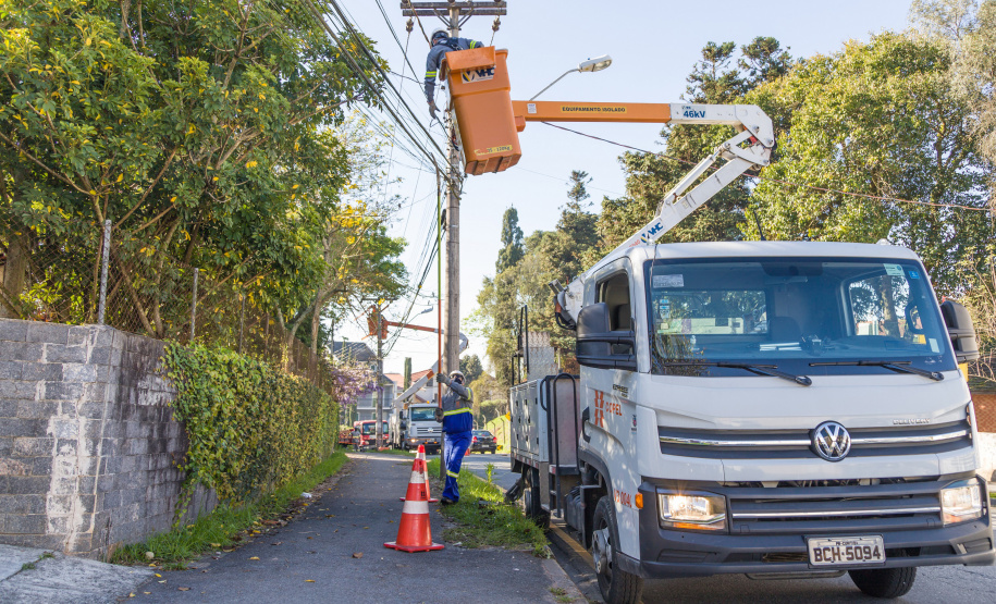 A Copel promove neste sábado (14) o mutirão anual de manutenção preventiva nas redes elétricas, com o objetivo de reduzir desligamentos de energia no período mais chuvoso do ano. Esta será a terceira edição do chamado "Dia D", com cerca de 2 mil trabalhadores em campo, em 79 municípios de todo o Paraná.  -  Curitiba, 13/08/2021  -  Foto: Copel