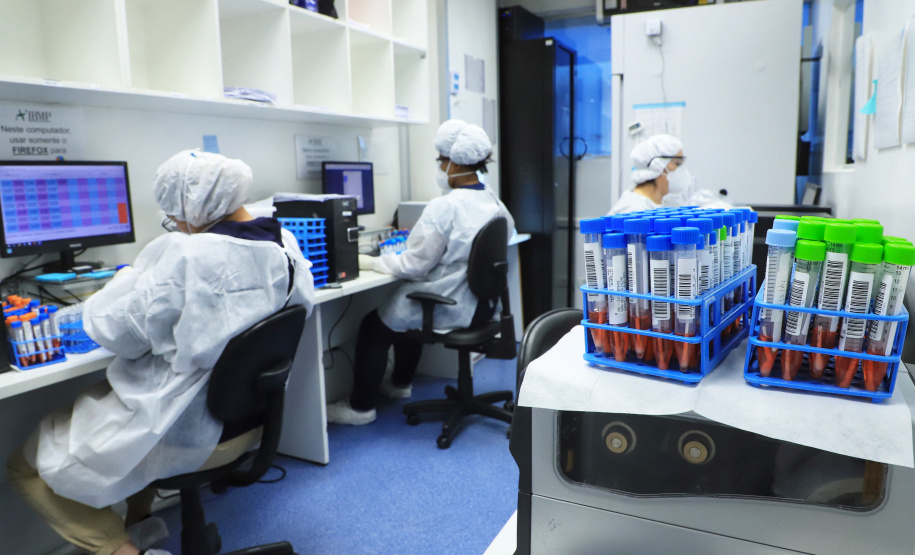 O Paraná confirmou o primeiro caso da variante Lambda (C.37), originária do Peru, nesta sexta-feira (13), após o sequenciamento genômico pela Fiocruz, conforme amostragem aleatória, encaminhada pelo Laboratório Central do Estado (Lacen).  Curitiba, 13/08/2021  -  Foto: José Fernando Ogura/AEN