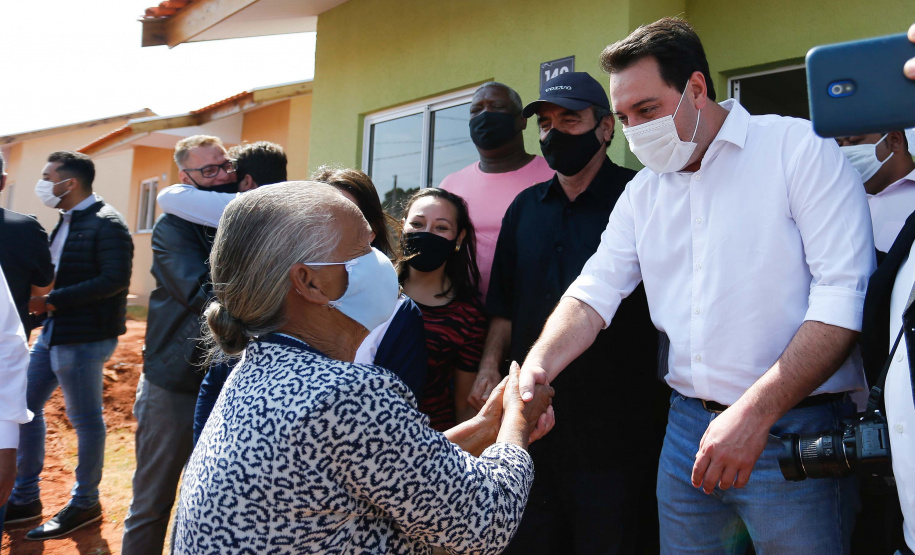O governador Carlos Massa Ratinho Junior entregou o Residencial Pedro Benedito da Silva Neto, em Itaguajé. Foto: Jonathan Campos/AEN