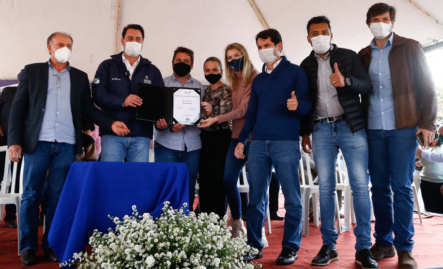 O governador Carlos Massa Ratinho Junior entregou o Residencial Pedro Benedito da Silva Neto, em Itaguajé. Foto: Jonathan Campos/AEN