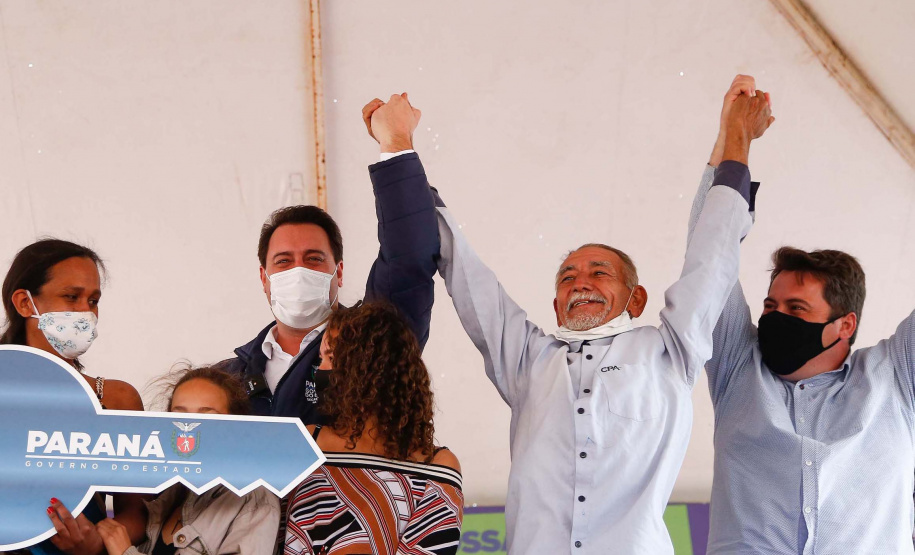 O governador Carlos Massa Ratinho Junior entregou o Residencial Pedro Benedito da Silva Neto, em Itaguajé. Foto: Jonathan Campos/AEN