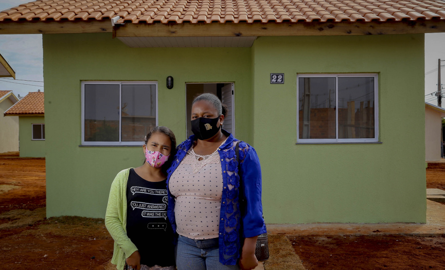 13.08.2021 Em Centenário do Sul, governador Carlos Massa Ratinho Junior entrega 30 casas populares gratuitamente a famílias em vulnerabilidade social
Ana Paula Vieira Dias de Souza é uma das beneficiadas pelo programa. Dona de casa, ela, o marido e seus dois filhos receberam a chave da casa própria.
Foto Gilson Abreu/AEN