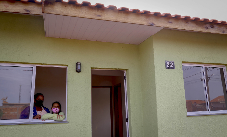 13.08.2021 Em Centenário do Sul, governador Carlos Massa Ratinho Junior entrega 30 casas populares gratuitamente a famílias em vulnerabilidade social
Ana Paula Vieira Dias de Souza é uma das beneficiadas pelo programa. Dona de casa, ela, o marido e seus dois filhos receberam a chave da casa própria.
Foto Gilson Abreu/AEN