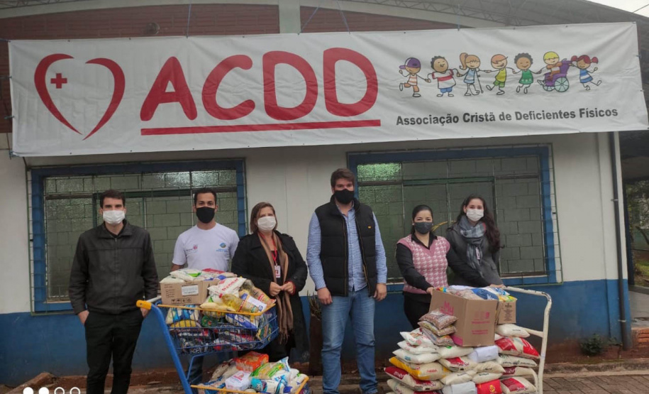 Os donativos arrecadados pela ação solidária do Escritório Regional do Instituto Água e Terra (IAT) em Foz do Iguaçu foram distribuídas nesta quinta-feira (12). A ação faz parte do Programa Paraná Mais Verde com doação de mudas nativas em troca de doações para ajudar famílias em situação de vulnerabilidade. - foz do iguaçu, 13/08/2021  -  Foto: IAT