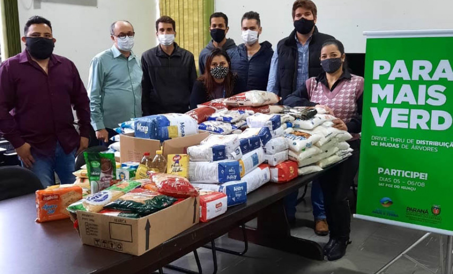 Os donativos arrecadados pela ação solidária do Escritório Regional do Instituto Água e Terra (IAT) em Foz do Iguaçu foram distribuídas nesta quinta-feira (12). A ação faz parte do Programa Paraná Mais Verde com doação de mudas nativas em troca de doações para ajudar famílias em situação de vulnerabilidade. - foz do iguaçu, 13/08/2021  -  Foto: IAT