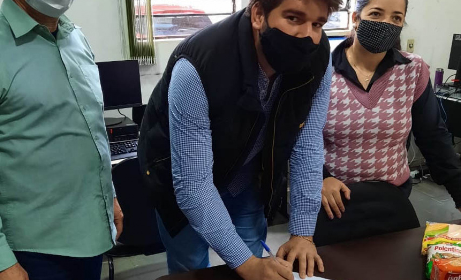 Os donativos arrecadados pela ação solidária do Escritório Regional do Instituto Água e Terra (IAT) em Foz do Iguaçu foram distribuídas nesta quinta-feira (12). A ação faz parte do Programa Paraná Mais Verde com doação de mudas nativas em troca de doações para ajudar famílias em situação de vulnerabilidade. - foz do iguaçu, 13/08/2021  -  Foto: IAT