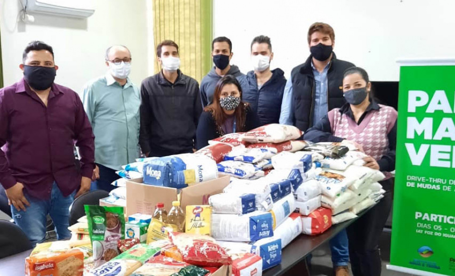 Os donativos arrecadados pela ação solidária do Escritório Regional do Instituto Água e Terra (IAT) em Foz do Iguaçu foram distribuídas nesta quinta-feira (12). A ação faz parte do Programa Paraná Mais Verde com doação de mudas nativas em troca de doações para ajudar famílias em situação de vulnerabilidade. - foz do iguaçu, 13/08/2021  -  Foto: IAT