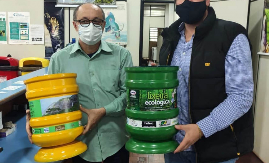 Os donativos arrecadados pela ação solidária do Escritório Regional do Instituto Água e Terra (IAT) em Foz do Iguaçu foram distribuídas nesta quinta-feira (12). A ação faz parte do Programa Paraná Mais Verde com doação de mudas nativas em troca de doações para ajudar famílias em situação de vulnerabilidade. - foz do iguaçu, 13/08/2021  -  Foto: IAT